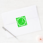 Green Polka Dot Monogram Quadratischer Aufkleber (Umschlag)