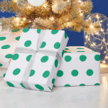Green Polka Dots Muster St Patrick's Day Custom Geschenkpapier<br><div class="desc">Entworfen mit grünen Mustern im massiven weißen Hintergrund. Sie können die Hintergrundfarbe beliebig ändern. Ideal für Geburtstage,  Ferien oder Feiern oder Events!</div>