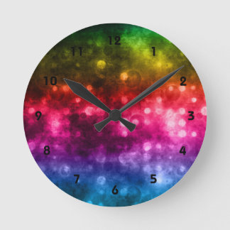 Green, Red, Lila & Blue Rainbow Bokeh Design Runde Wanduhr