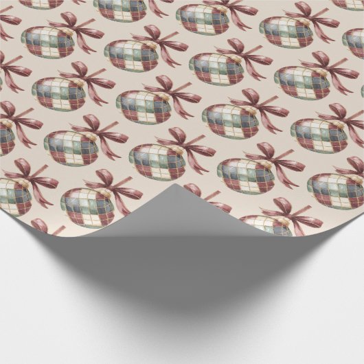 Green Red White Ornaments with Bows Christmas Geschenkpapier (Ecke)