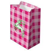 Green Reindeer Pink Gingham Mittlere Geschenktüte (Rückseite Schrägansicht)