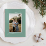 Green Retro Boho Minimalistischer Brief und Foto Feiertagskarte<br><div class="desc">Dieses Green Retro Boho Minimalistisch Letter and Foto Holiday Card Design zeichnet sich durch eine sanfte und coole Kulisse aus gedämpftem Pastellgrün aus. Freuen Sie sich auf eine elegante Kombination aus einfacher Typografie und zartem Drehbuch, das den Gruß der Saison "Frohe Weihnachten" anbietet. Dieser minimalistische Stil ist eine perfekt gepflegte...</div>