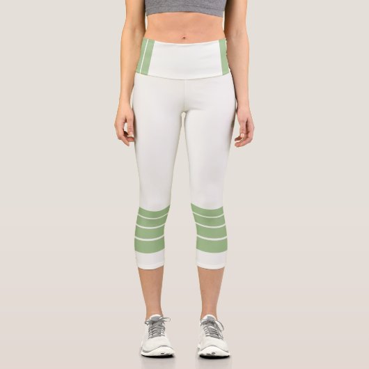 Green Retro Stripes and Text on Minimalist Capri Leggings (Vorderseite)