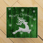 Green Rustic Christmas Rentier Weingeschenkbox Weinbox<br><div class="desc">Gönnen Sie sich einen Weihnachtsgeist in dieser Urlaubssaison mit dieser festlichen Grünen Rustikalen Weihnachtsweinschenkabine. Die Geschenkboxen ist aus grünem rustikalem Holzfußboden mit einem Weihnachtsrentier mit abfallenden Schneeflocken. Mit diesem Design sind auch zusätzliche Geschenk- und Urlaubsartikel erhältlich.</div>