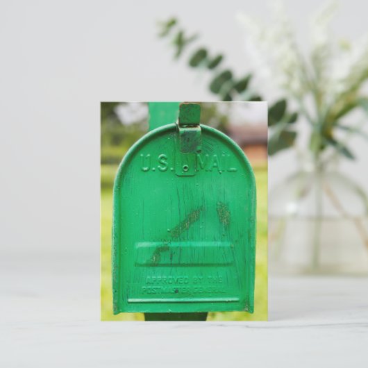 Green Rustic Mailbox Portrait Postkarte (Stehend Vorderseite)