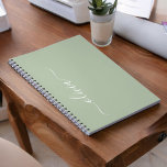 Green Sage Modern Script Girl Monogram Name Notizblock<br><div class="desc">Green Sage Simple Script Monogram Name Spiral Notebook Planner. Das macht den perfekten 16 Geburtstag,  Hochzeit,  Brautparty,  Jubiläum,  Babydusche oder Junggeselinnen-Abschied Geschenk für jemanden,  der Lieben glamourösen Luxus und schicke Stile.</div>