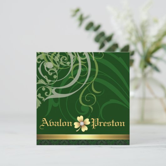 Green Scroll Kleeblatt St Patrick's Day Hochzeit Einladung (Stehend Vorderseite)
