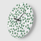 Green Shamrocks Ditsy Pattern on White Wall Clock Große Wanduhr (Winkel)