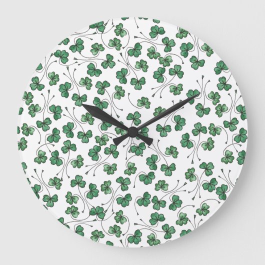 Green Shamrocks Ditsy Pattern on White Wall Clock Große Wanduhr (Vorderseite)