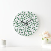 Green Shamrocks Ditsy Pattern on White Wall Clock Große Wanduhr (Zuhause)