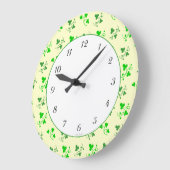 Green Shamrocks on Ivory Black Numbers Wall Clock Große Wanduhr (Winkel)