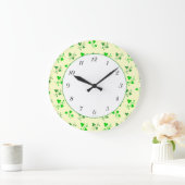 Green Shamrocks on Ivory Black Numbers Wall Clock Große Wanduhr (Zuhause)