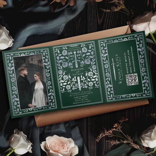 Green Silver Royal Medieval Sword Wedding QR Code Dreifach Gefaltete Einladung