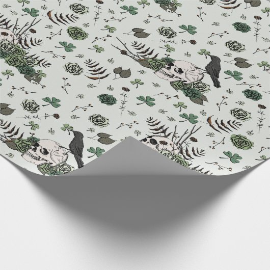 Green Skull und Rose Pattern St Patricks Day Goth Geschenkpapier (Ecke)