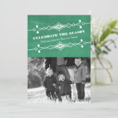 Green Slanted Chalkboard Holiday Foto Flat Card Einladung (Stehend Vorderseite)