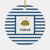 Green Sleepy Baby Dino | Dunkelblauer Streifen mod Keramik Ornament (Vorne)