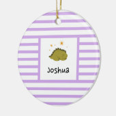 Green Sleepy Baby Dino | Lila Streifen modern Keramik Ornament (Links)