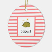 Green Sleepy Baby Dino | Rosa Streifen modern Keramik Ornament (Links)