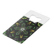 Green Smoke Mandala Design Geldbeutel Flaschenöffner (Rückseite Schrägansicht)