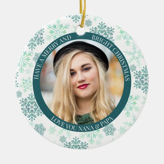Green Snowflake Merry Bright und Weihnachten Foto Keramik Ornament (Vorne)
