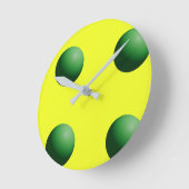 Green Spheres on Yellow Wall Clock Runde Wanduhr (Winkel)