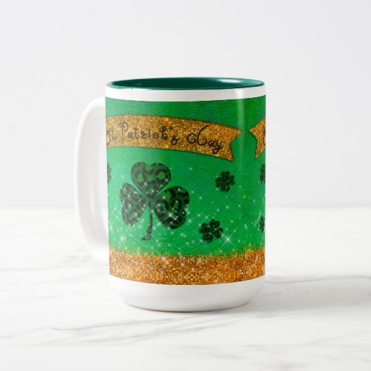 Green St. Patrick's Day mit Kleeblatt und Glitzer Zweifarbige Tasse (Vorderseite Links)