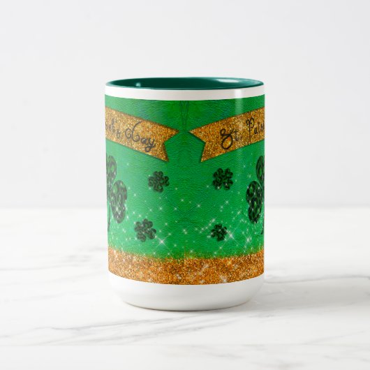 Green St. Patrick's Day mit Kleeblatt und Glitzer Zweifarbige Tasse (Mittel)