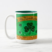 Green St. Patrick's Day mit Kleeblatt und Glitzer Zweifarbige Tasse (Links)