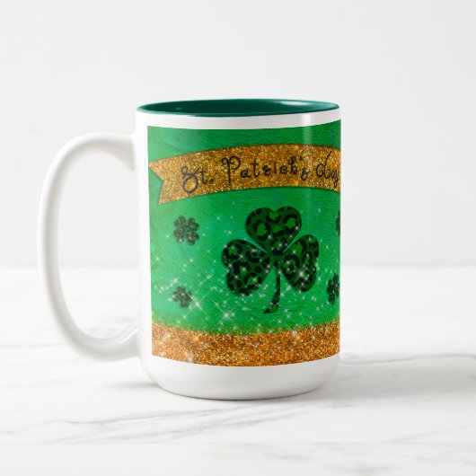 Green St. Patrick's Day mit Kleeblatt und Glitzer Zweifarbige Tasse (Links)