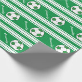 Green Striped Soccer Ball Geschenkpapier (Ecke)
