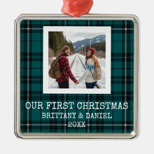 Green Tartan Our First Christmas Ornament Aus Metall (Vorne)