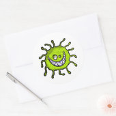 Green Toothy Bacteria Allergy Bug Runder Aufkleber (Umschlag)