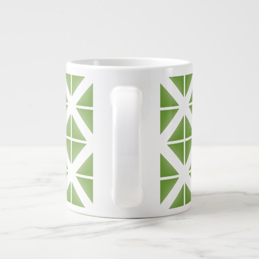Green Trendy Triangle Pattern Jumbo-Tasse (Rückseite)