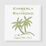 Green Twin Palm Trees Tropical Wedding Magnet<br><div class="desc">Ein schlichter und eleganter Hochzeitsmagnet mit zwei grünen Palmen. Die Namen der Braut & Gräuel liegen über der Baumkunst und das Hochzeitstag liegt unter den Bäumen. Dies könnte als Magnet für eine Save the Date Erinnerung oder für ein Hochzeitstag zu Gunsten nützlich sein. Es passt perfekt in jedes Thema der...</div>