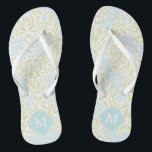 Green und Aqua Floral Damask Mit Monogramm Badesandalen<br><div class="desc">Schönes und elegantes florales Damastmuster und Quarterfolienmonogramm.</div>