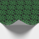 Green und Black Celtic Shield Knot Geschenkpapier (Ecke)