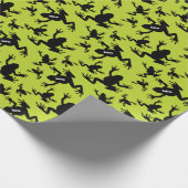 Green und Black Frog Pattern Kids Geschenkpapier (Ecke)