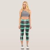 Green und Black Plaid Scottish Tartan Pattern Capri Leggings (Vorderseite)