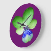 Green und Blue Pansy Wall Clock Große Wanduhr (Winkel)