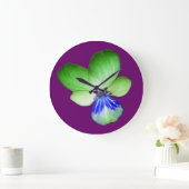 Green und Blue Pansy Wall Clock Große Wanduhr (Zuhause)