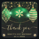 Green und Gold Christmas Baubles Geburtstag Quadratischer Aufkleber<br><div class="desc">Elegantes Green und Gold Weihnachtsbaumdesign mit dunkelgrünem goldfarbenem Hintergrund</div>