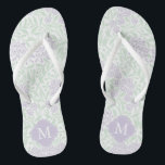 Green und Lavendel Floral Damask Mit Monogramm Badesandalen<br><div class="desc">Schönes und elegantes florales Damast-Muster und Quatrefolien-Monogramm.</div>