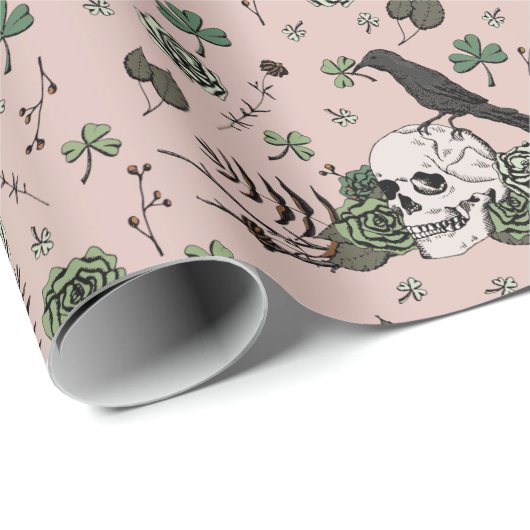Green und Pink Skull Pattern St Patricks Day Goth Geschenkpapier (Rolleneckpunkt)