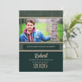 Green und Taupe Abschluss Class 2025 Foto Einladung (Stehend Vorderseite)