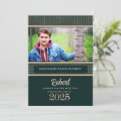 Green und Taupe Abschluss Class 2025 Foto Einladung (Stehend Vorderseite)