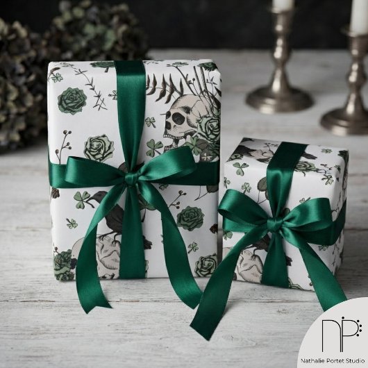 Green und White Skull Pattern St Patricks Day Goth Geschenkpapier