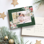 Green Verheiratet und Merry Foto Postcard Postkarte<br><div class="desc">Feiern Sie diese festliche Saison mit unserer eleganten Green Verheiratet und Merry Foto Postcard. Diese handbemalten Postkarten zeigen eine erlesene Mischung aus cremefarbenen Blume, roten Beeren und grünen Botanicals, die alle mit einem rot, dunkelgrün oder schwarzen Hintergrund Set tragen. Ideal für diejenigen, die die Schönheit der Handwerkskunst mit einer rustikalen...</div>