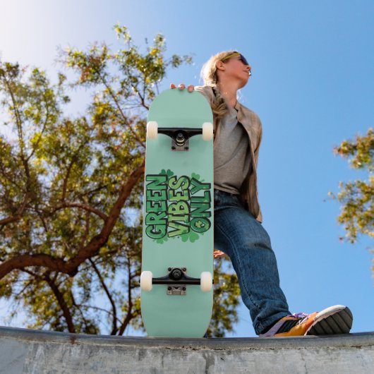 Green Vibes Only St. Patrick's Day Skateboard (Außenbereich 1)