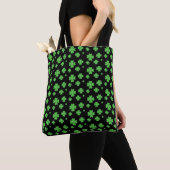 Green Vierblättriges Kleeblatt Pattern auf schwarz Tasche (Von Nahem)