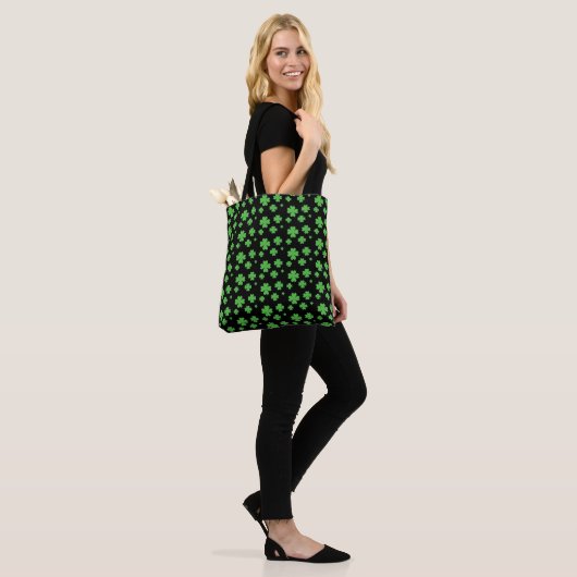 Green Vierblättriges Kleeblatt Pattern auf schwarz Tasche (Am Model)